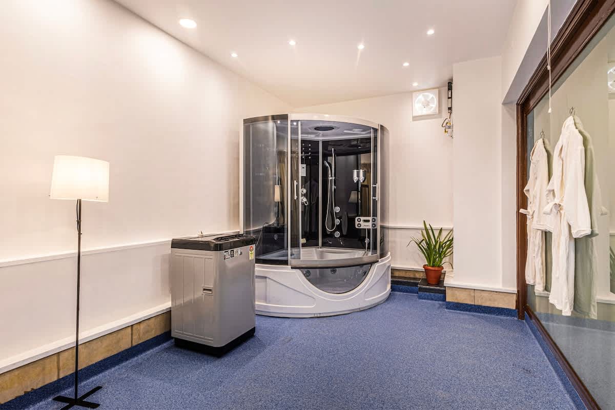 jaccuzi with steam bath and foot massager