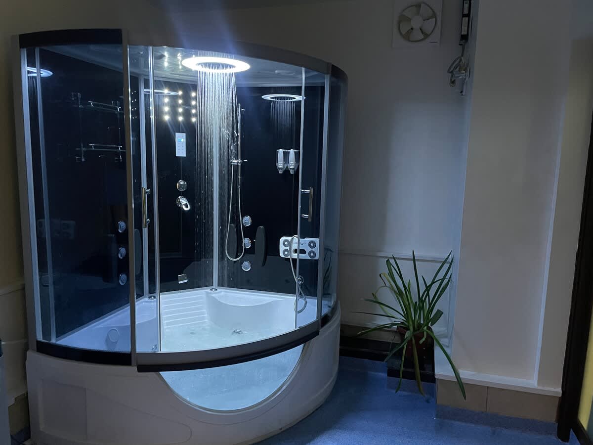 An opulent jacuzzi complete with a foot massager and a steam bath to help you unwind. Indulge in the pinnacle of relaxation with a combination of soothing foot therapy, warm bubbling water, and mild steam. Ideal for relaxing and revitalization.