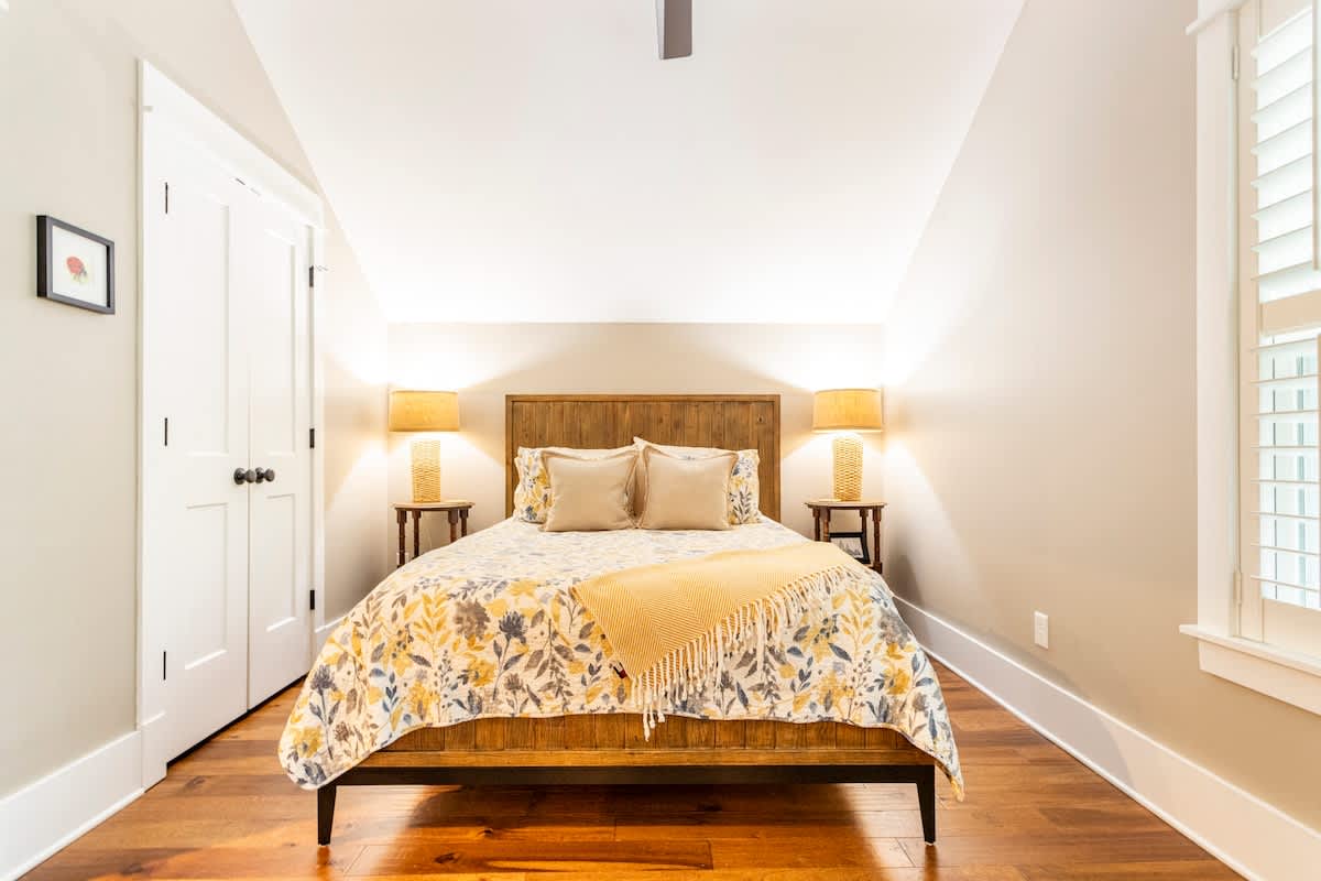 5 STAR 1bd/1ba Shem Creek Retreat in #1 MtP area! — Mount Pleasant, SC — vacation rental