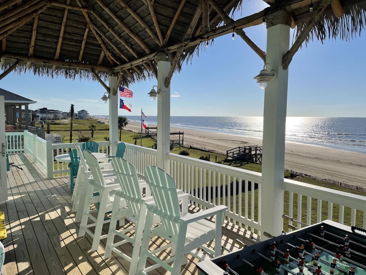 The Oceanic, Beachfront Oasis*Sleeps 20*Hot Tub — Crystal Beach, TX — vacation rental