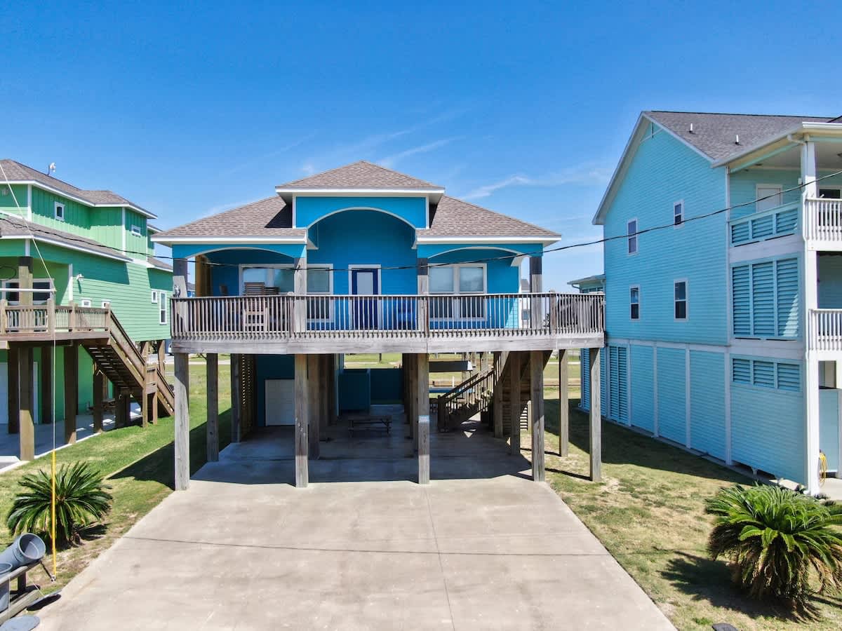 Colt-A-Cabana, 3/2, Sleeps 9 — Crystal Beach, TX — vacation rental