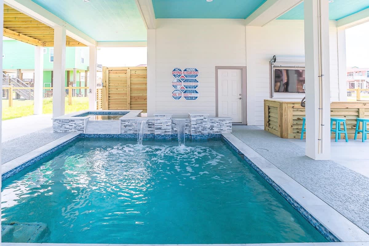 The Grand Pearl: Private Pool & Spa~Beach Access — Crystal Beach, TX — vacation rental