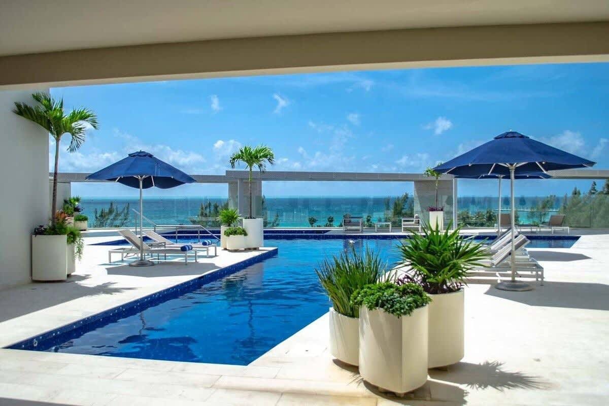 1 Br. | Steps from the beach | Roof w/Ocean view