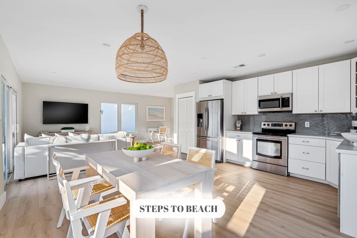 Hot Tub • King Beds  • Luxury Villa • 1min to Sand