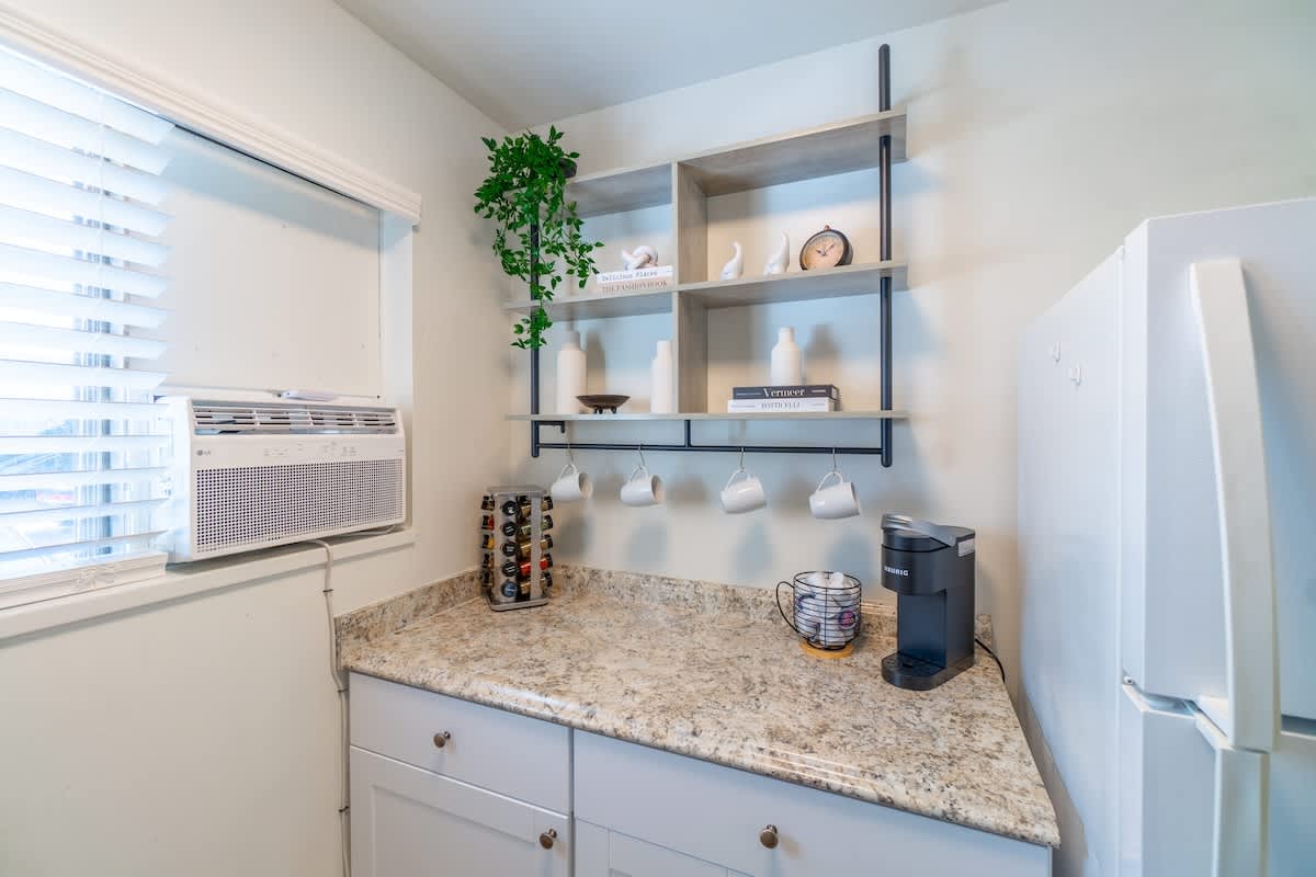 Emerald Escape - UNR & Pet Friendly - Fenced Yard 5