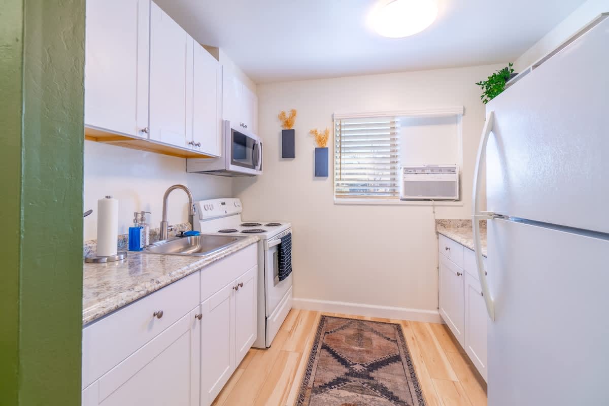 Emerald Escape - UNR & Pet Friendly - Fenced Yard 4
