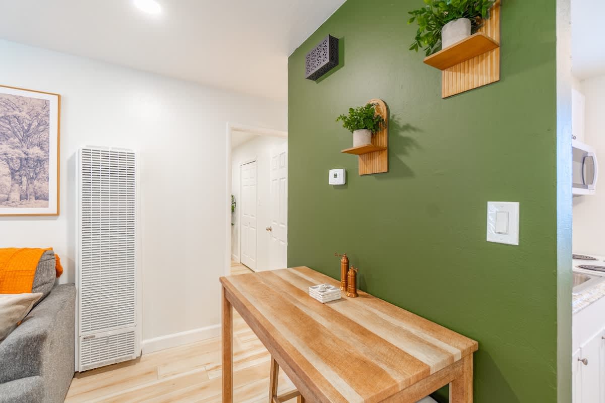 Emerald Escape - UNR & Pet Friendly - Fenced Yard 3