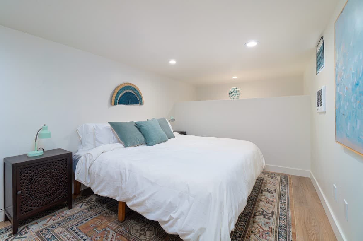 Modern 1-BR Apartment Close to Downtown Vibes 2