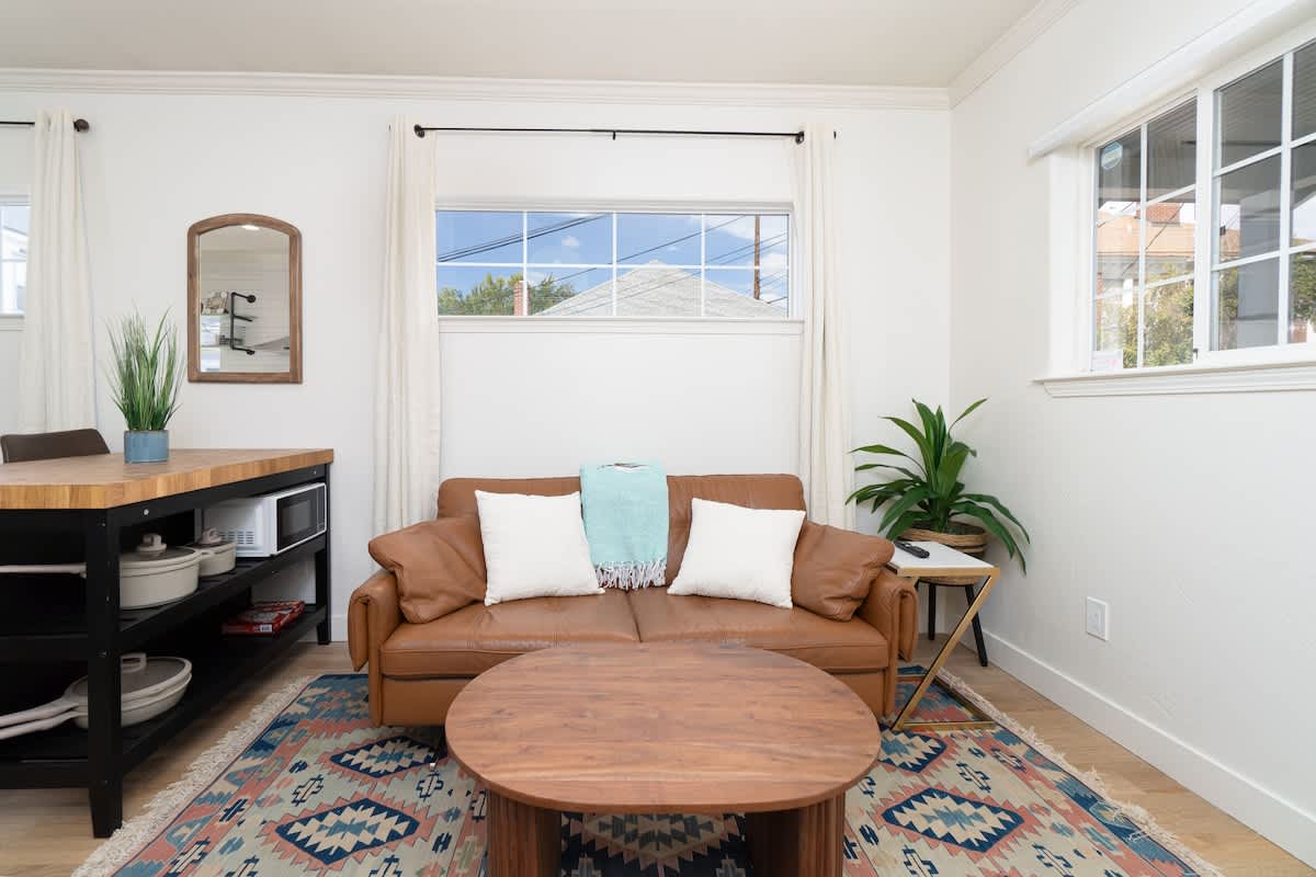 Modern 1-BR Apartment Close to Downtown Vibes 4