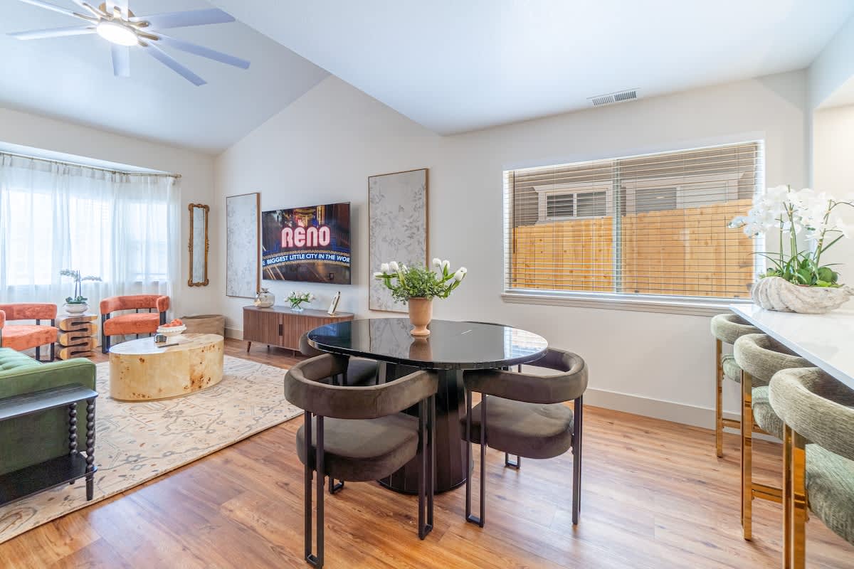 The Deco Retreat - UNR - Pet Friendly 4