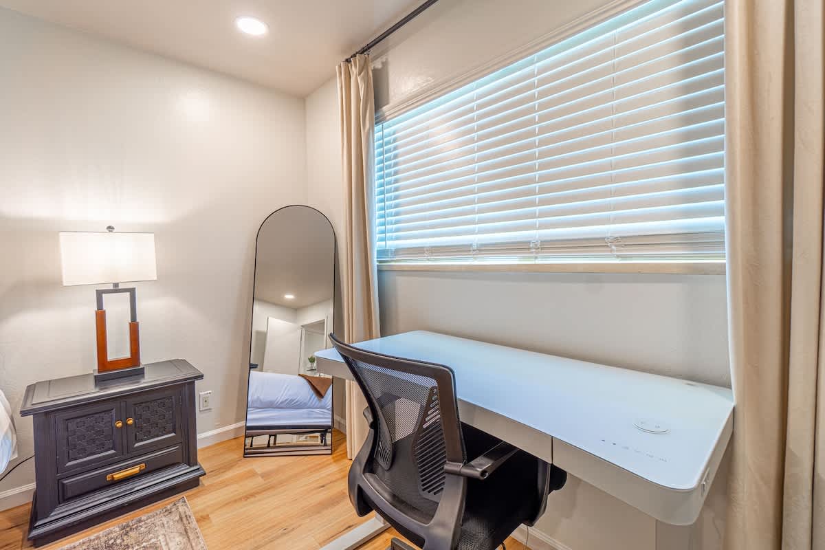 Designer Living Pet-Friendly UNR 2BR 1BA 6