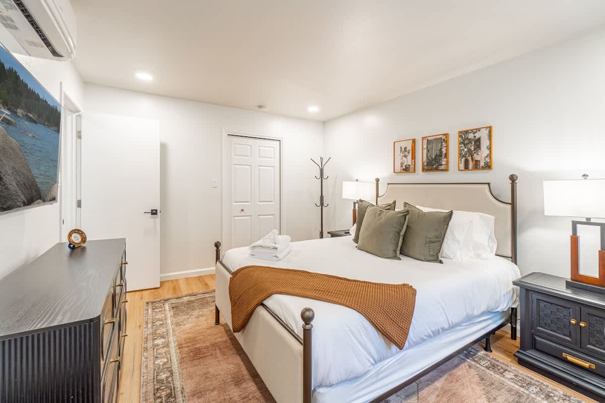 Designer Living Pet-Friendly UNR 2BR 1BA 5