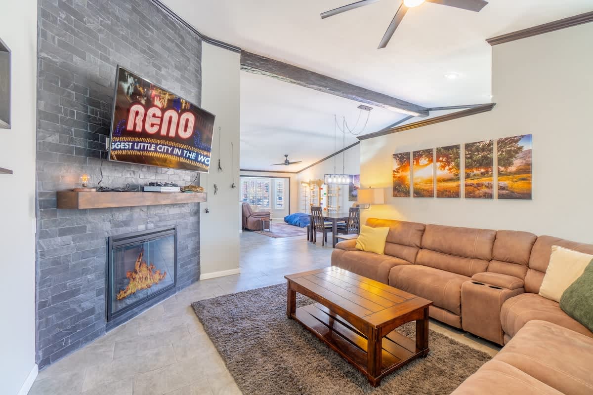 Modern Getaway for 11- Hot Tub, Games, Gym