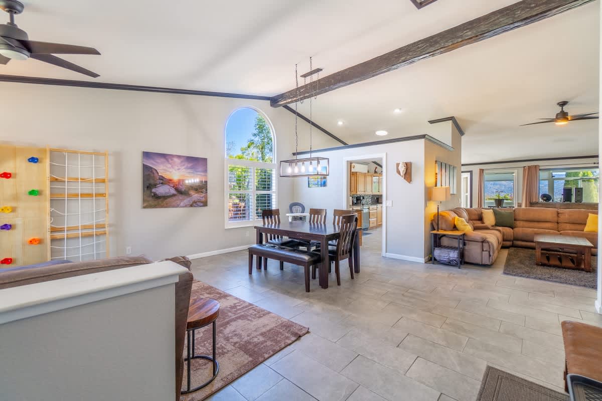 Modern Getaway for 11- Hot Tub, Games, Gym 4
