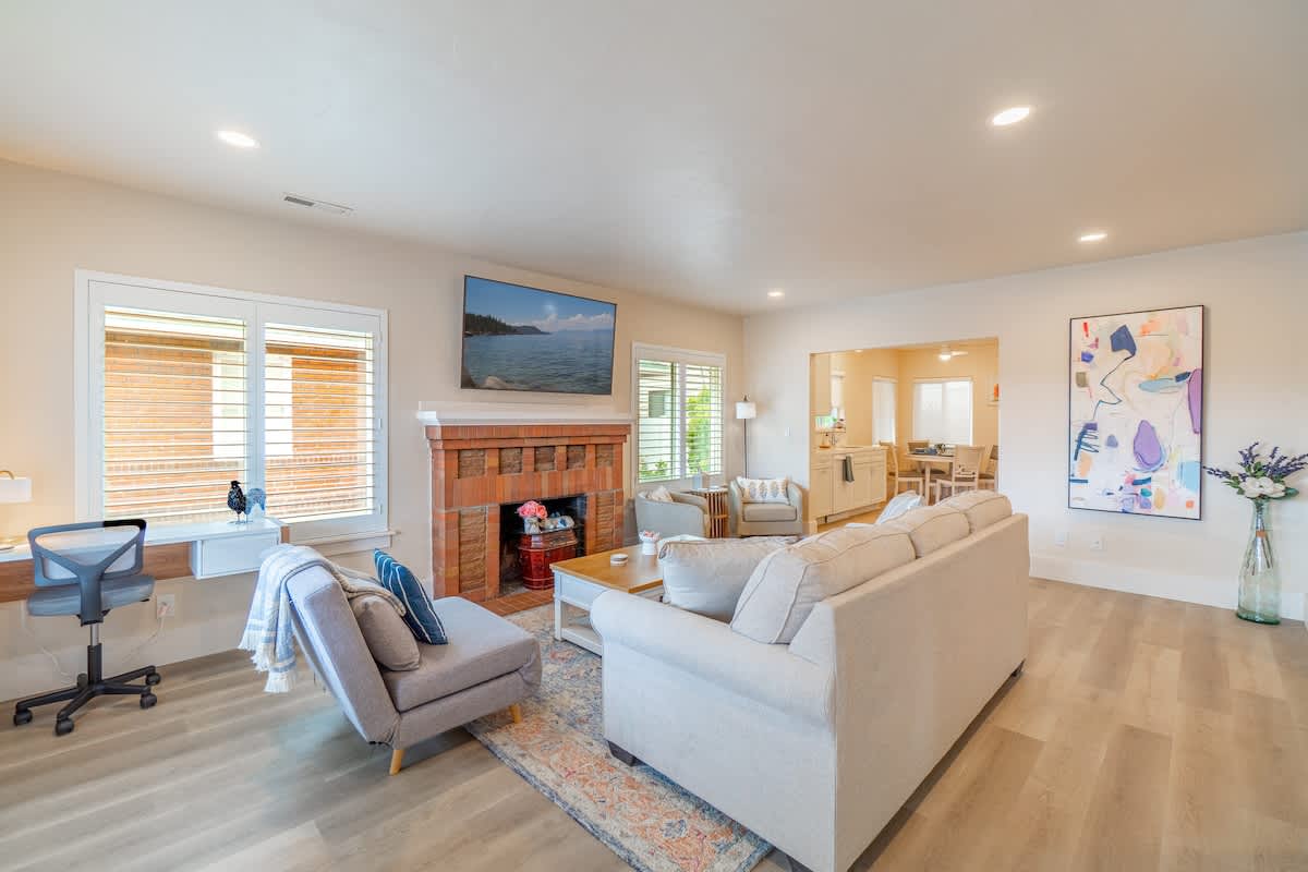 *NEW* Peaceful UNR Retreat | 2 Bed 2 Bath