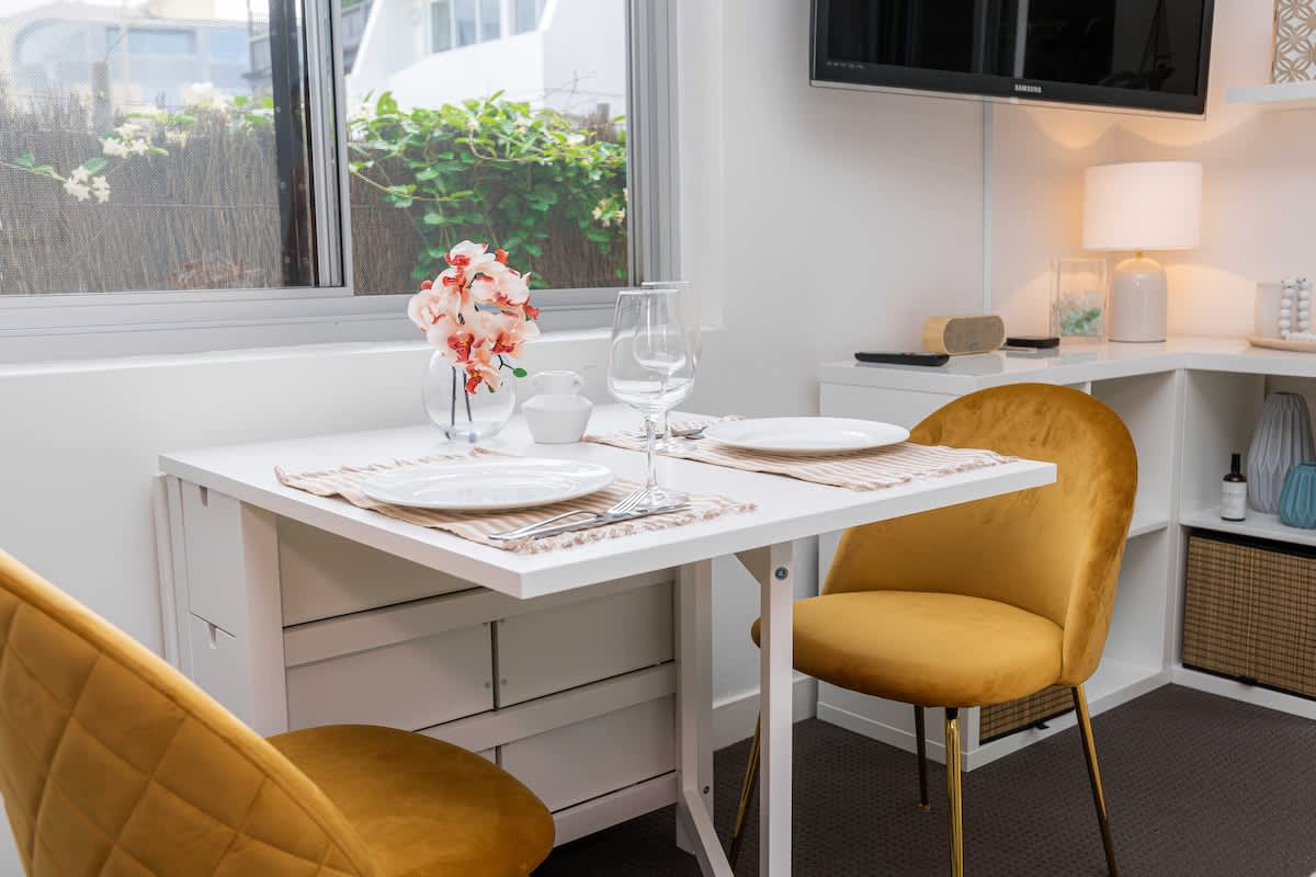 Bright beachfront studio with terrace & aircon