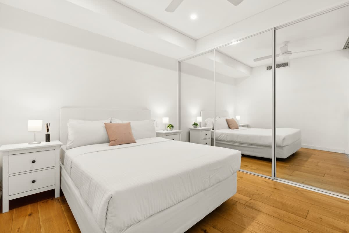 Central, modern 1 bedroom with air-con & balcony