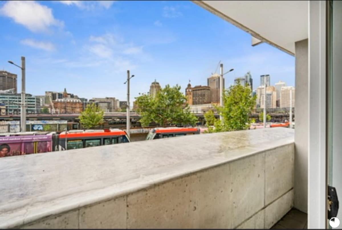 Central stylish 1 bedroom with balcony and air-con