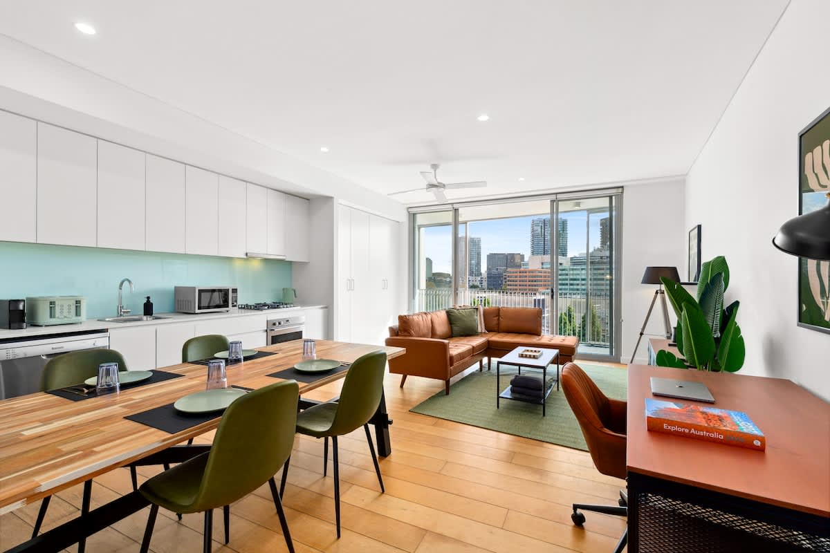 Central charming 2 beds with balcony & aircon