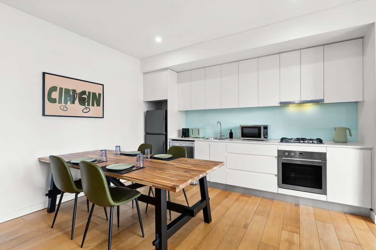 Central charming 2 beds with balcony & aircon