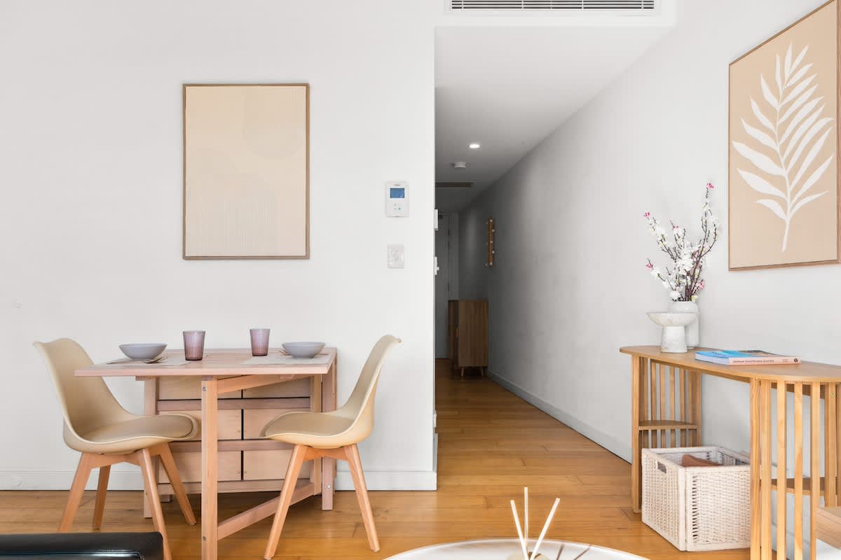 Central peaceful 1 bedroom with balcony & aircon