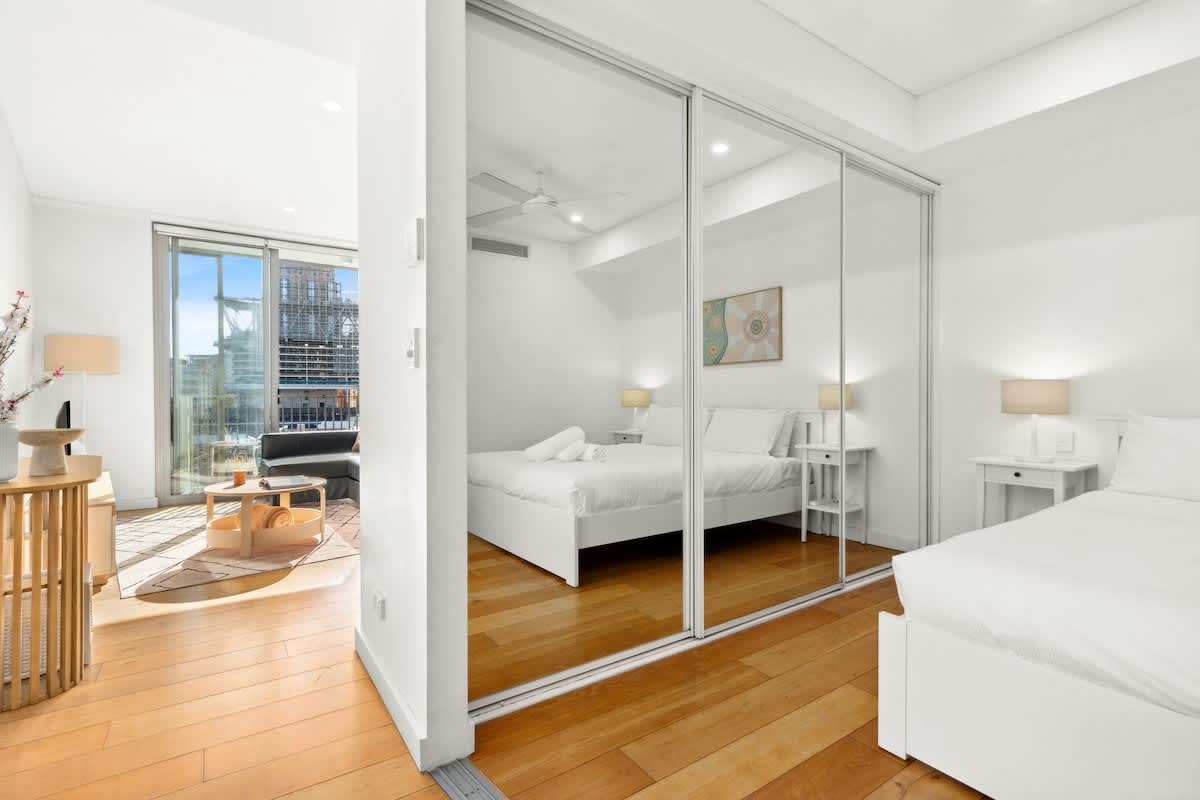 Central peaceful 1 bedroom with balcony & aircon