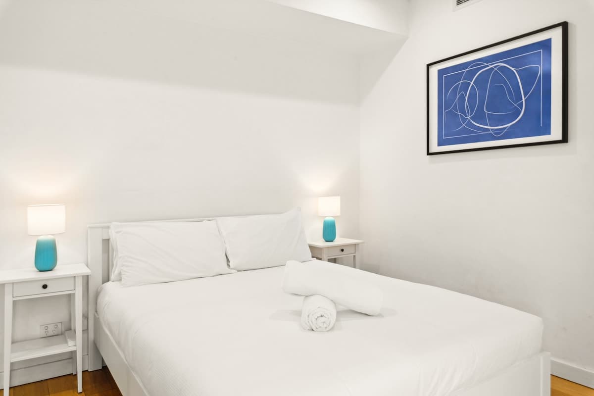 Central art-deco 1bed with balcony & aircon