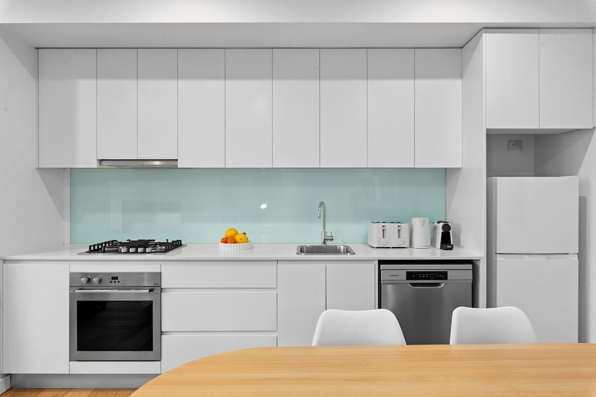 Central art-filled 2 beds with balcony & aircon