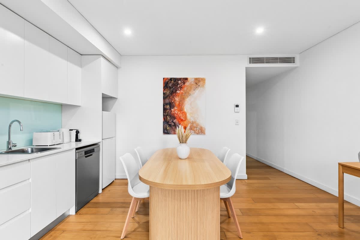Central art-filled 2 beds with balcony & aircon