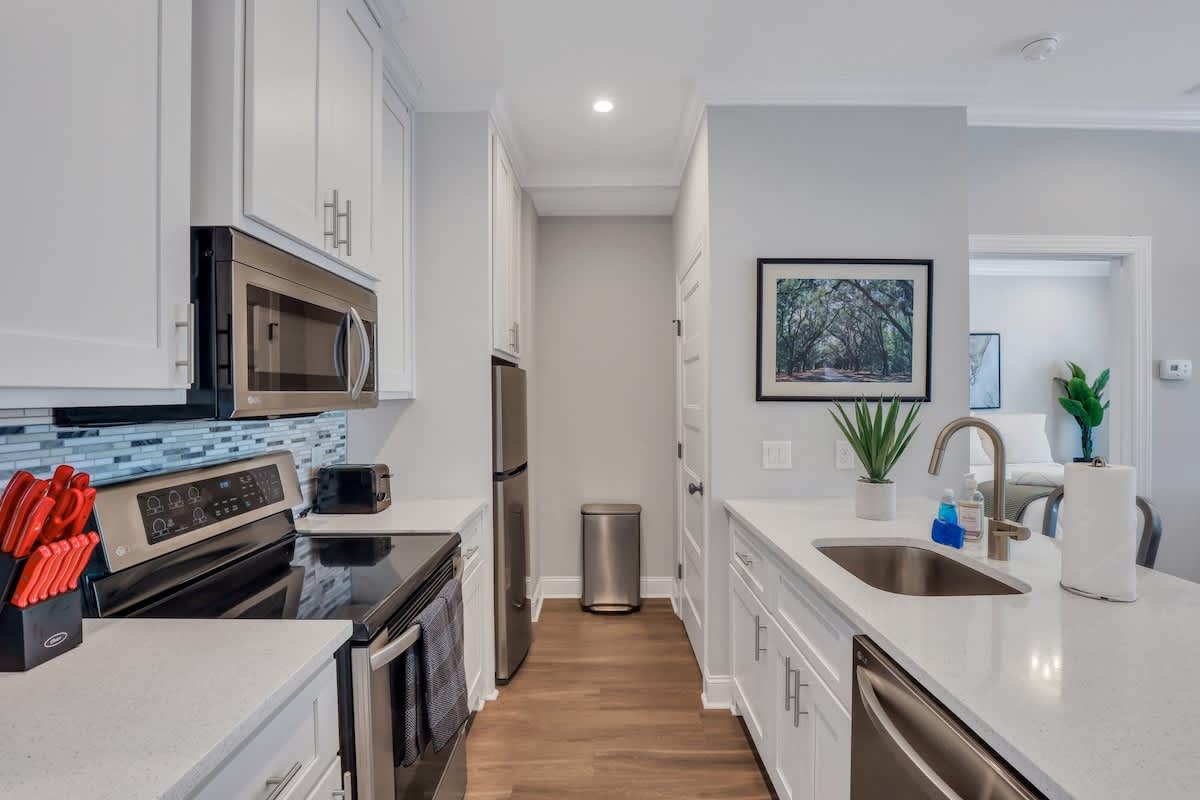 Hot Tub And Steps To Forsyth Park - Charming Cozy Retreat - Savannah, GA