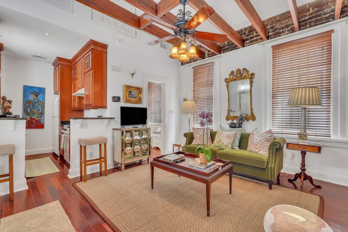 Charming Carriage House With Private Balcony - Elegant Savannah Retreat - Savannah, GA