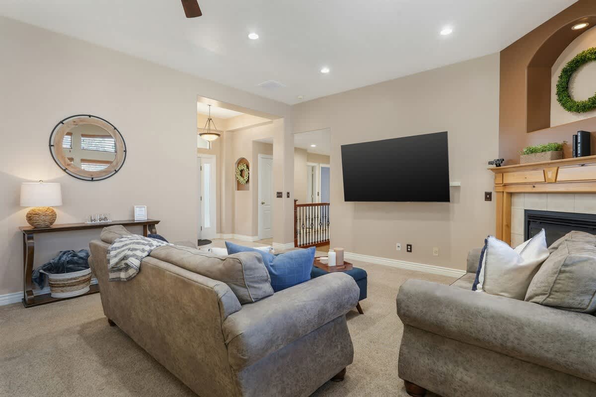 Spacious 5BR Retreat with Game Room, PS5 & Garage 3