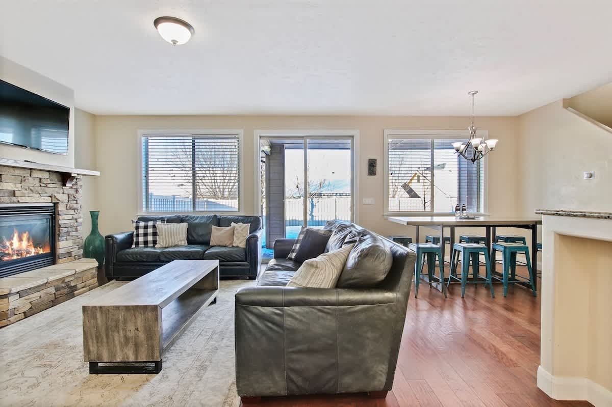 Beautiful 5BR w/ Hot Tub + Pool Access! Sleeps 16 3