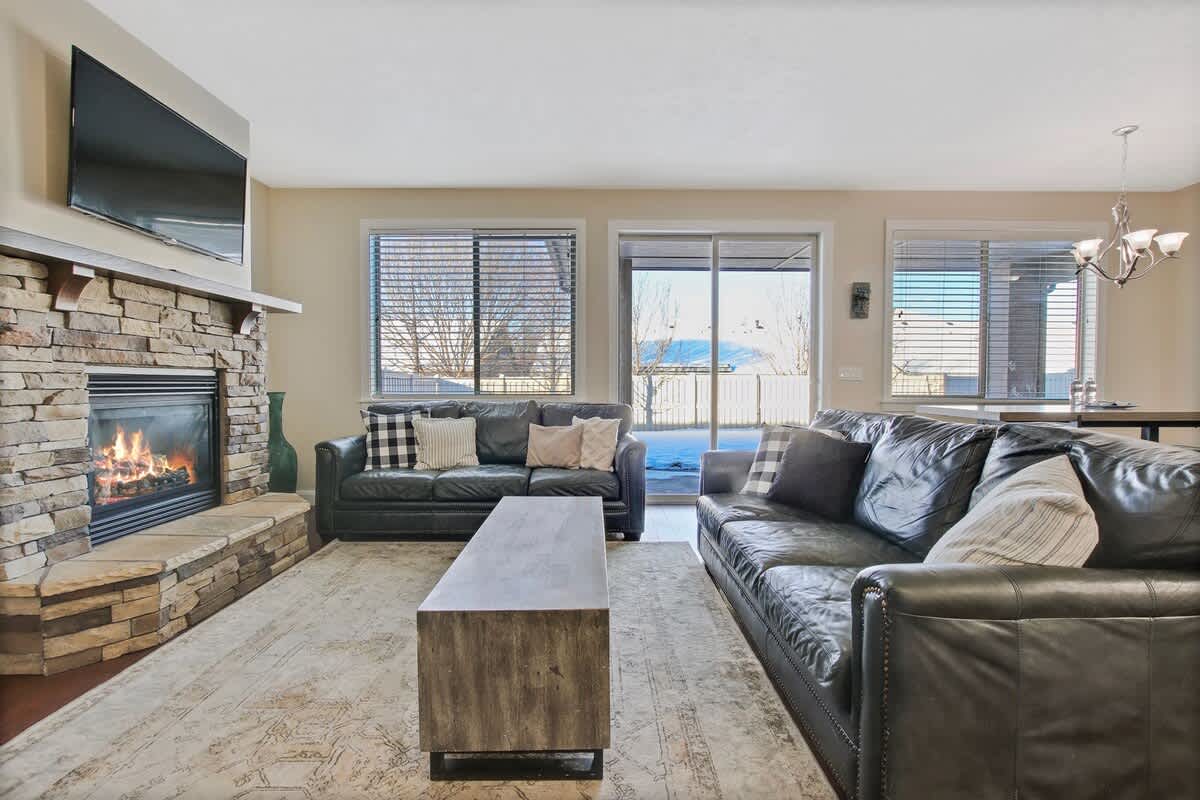 Beautiful 5BR w/ Hot Tub + Pool Access! Sleeps 16 4