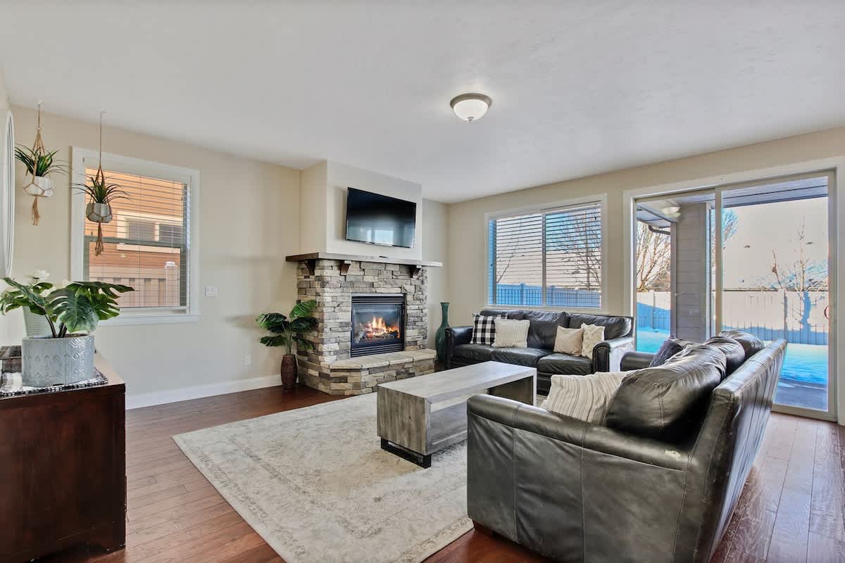 Beautiful 5BR w/ Hot Tub + Pool Access! Sleeps 16 2
