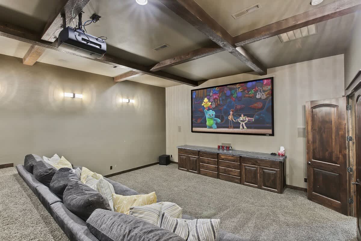 Entertainment Castle With Theatre Room! 3