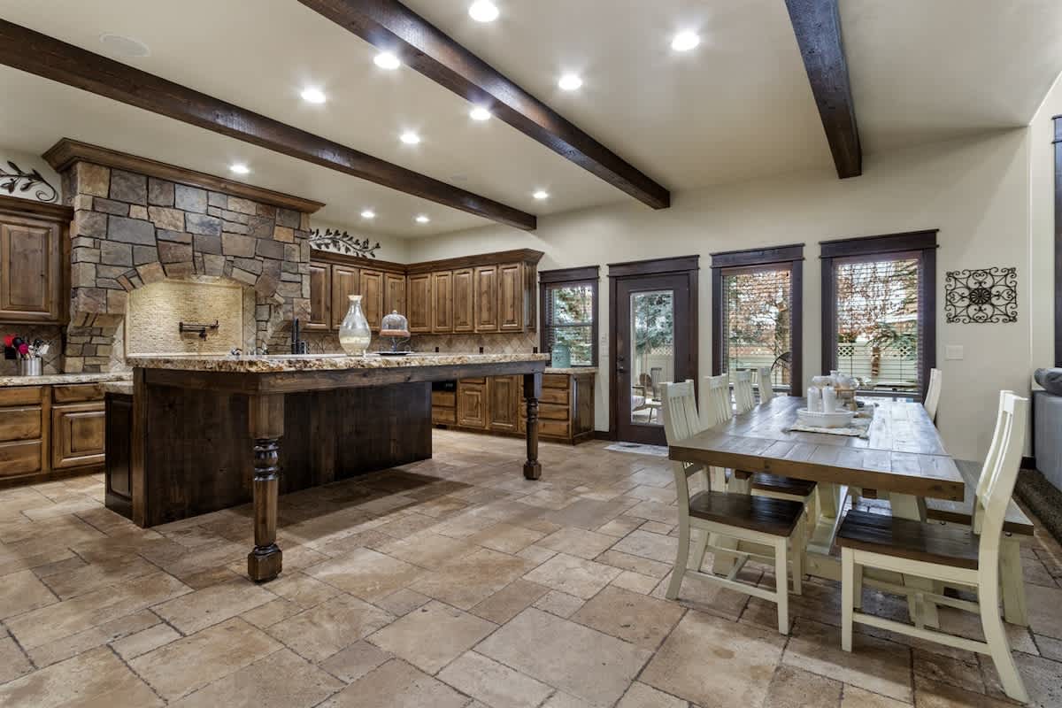 Entertainment Castle With Theatre Room! 5