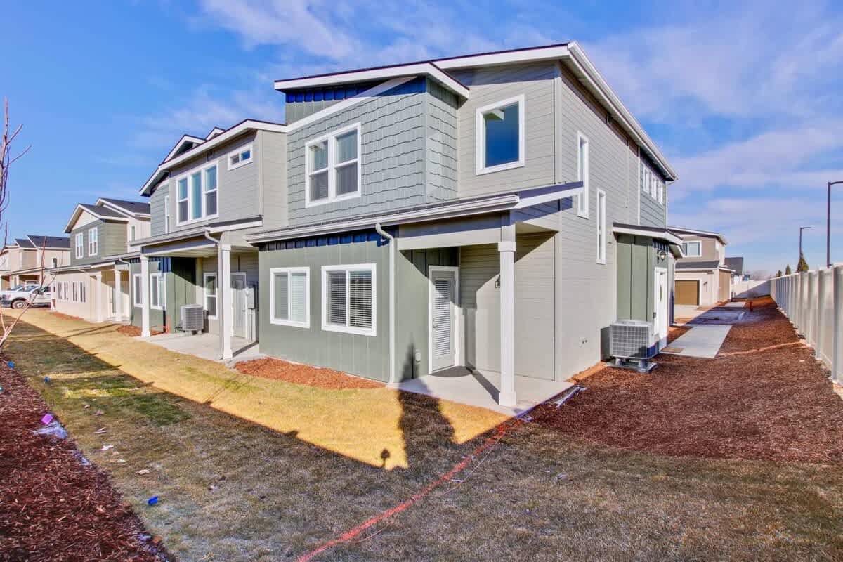 Fresh townhome in Nampa Idaho with 3 bedrooms 4