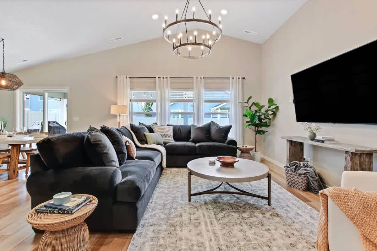 The Meridian Manor | Private 4 Bedroom Home 2