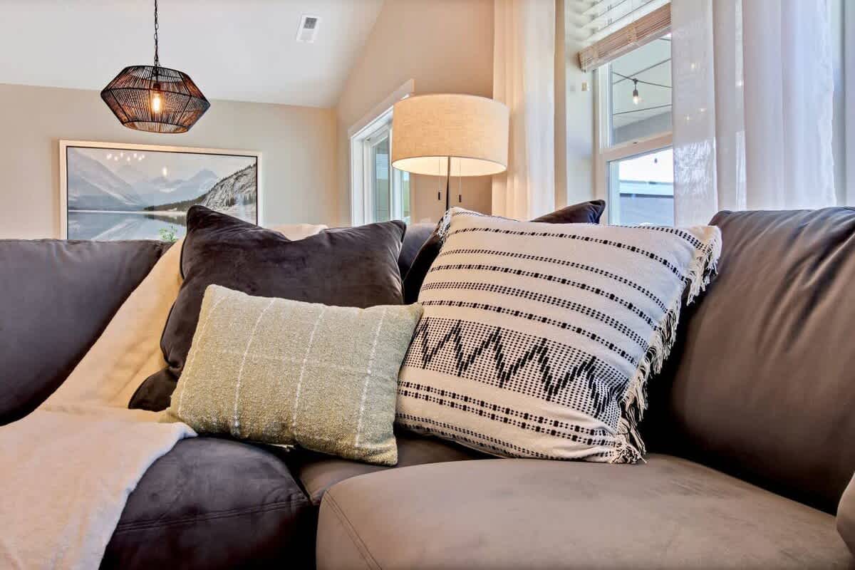 The Meridian Manor | Private 4 Bedroom Home 5