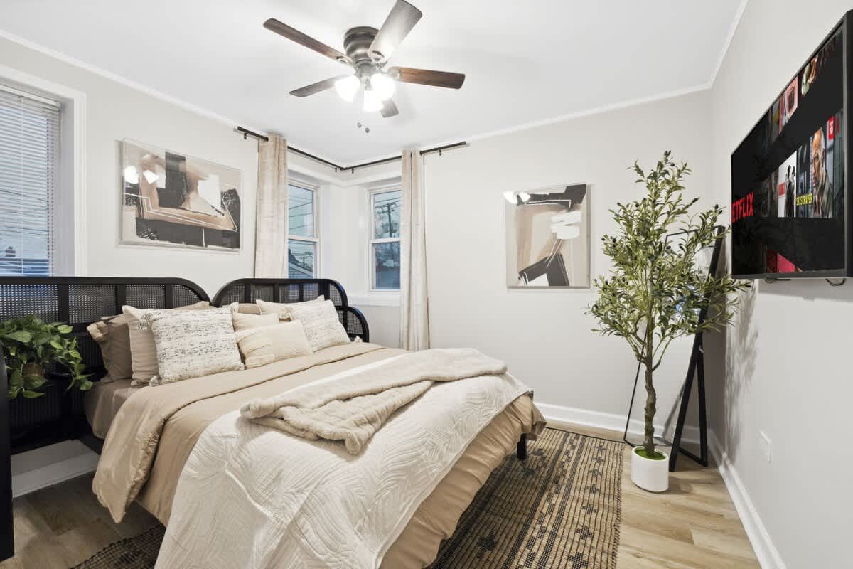 Spacious Home With Modern Amenities - Charming Group Getaway - Chicago, IL