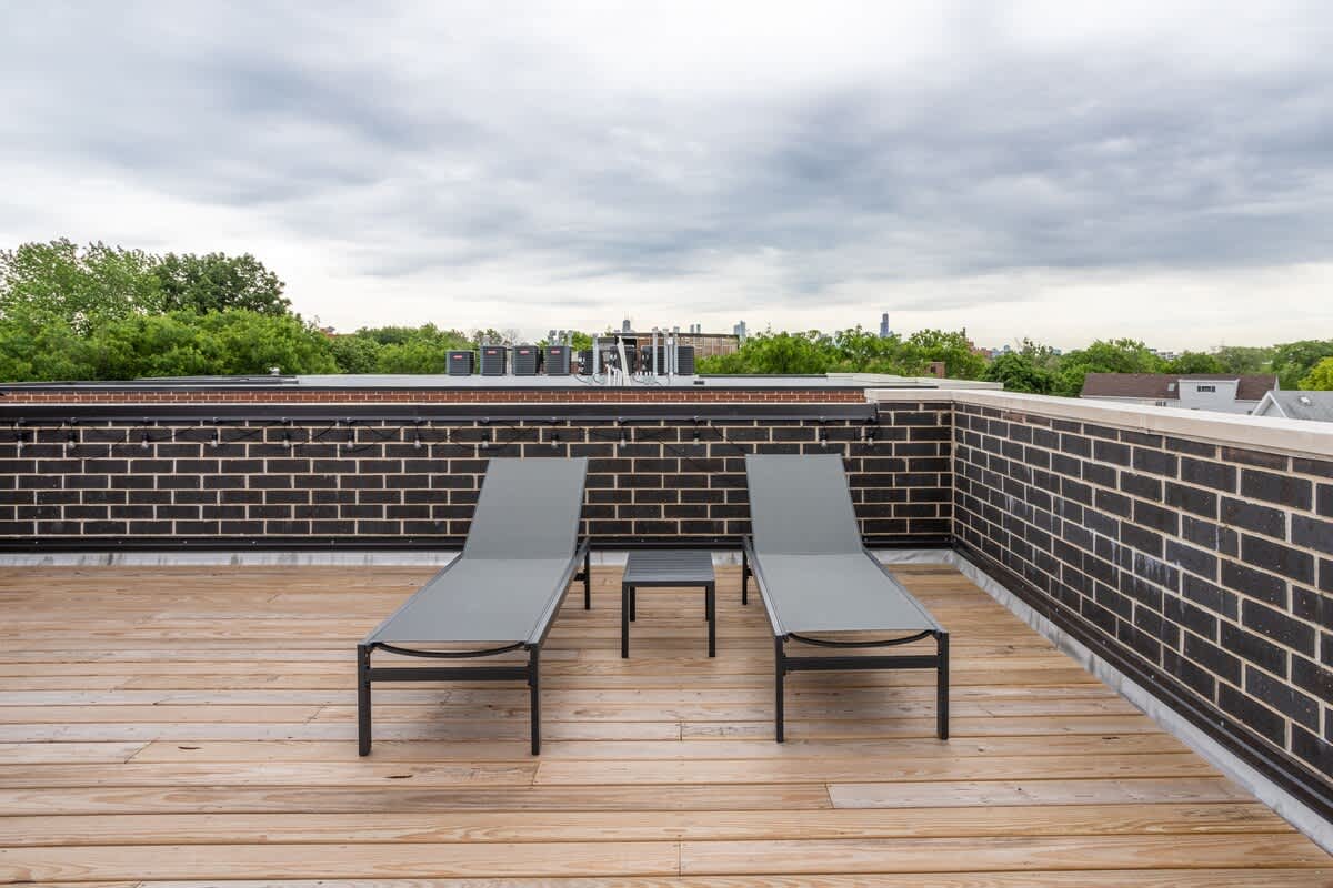 Large 2-Bedroom w/ Huge Roofdeck view of Skyline