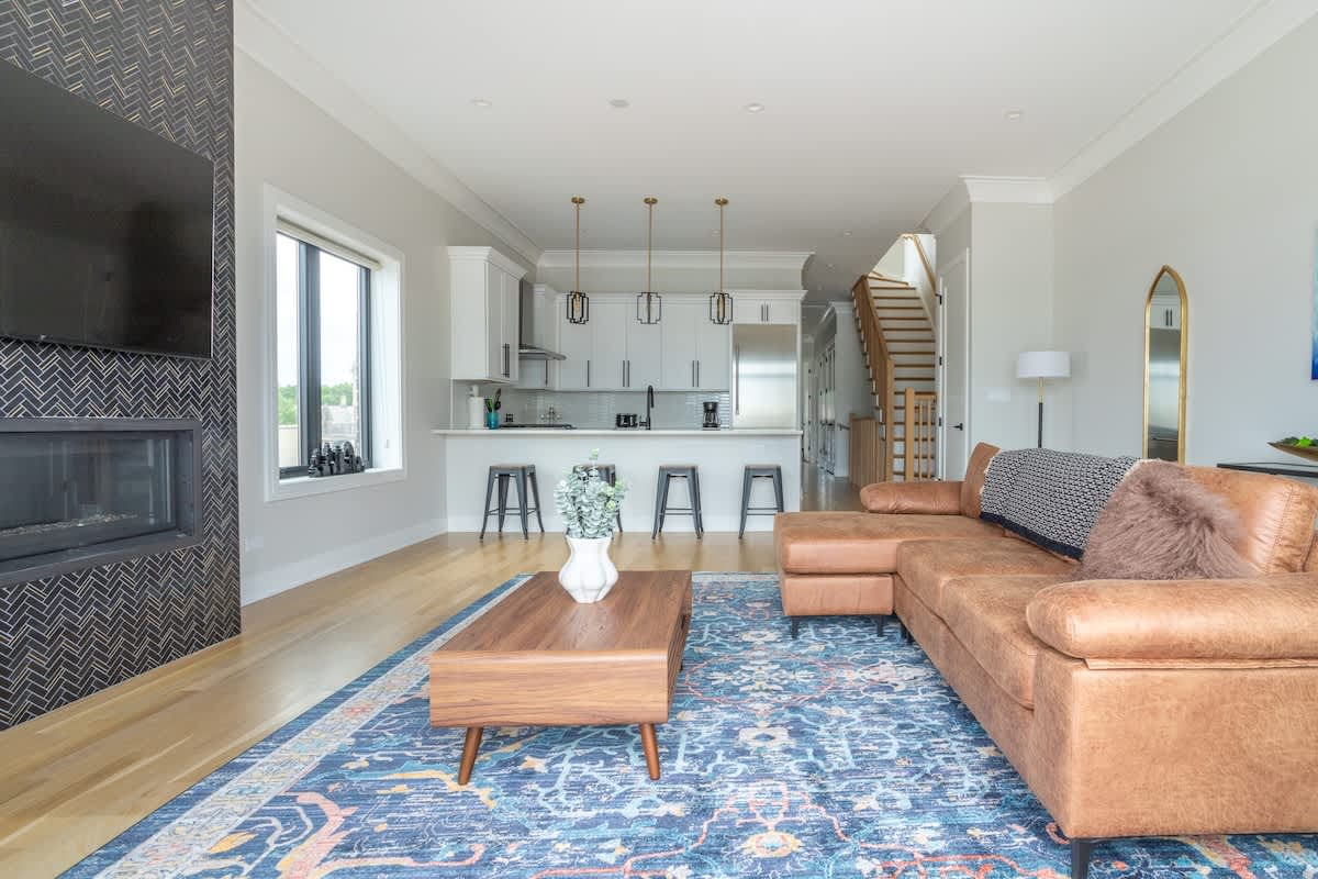 Large 2-Bedroom w/ Huge Roofdeck view of Skyline - Photo 1