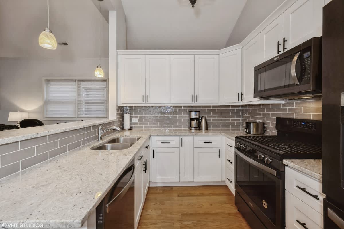 2-Bed 2-Bath Apt | close to UC w/ Free Parking - Picture 4