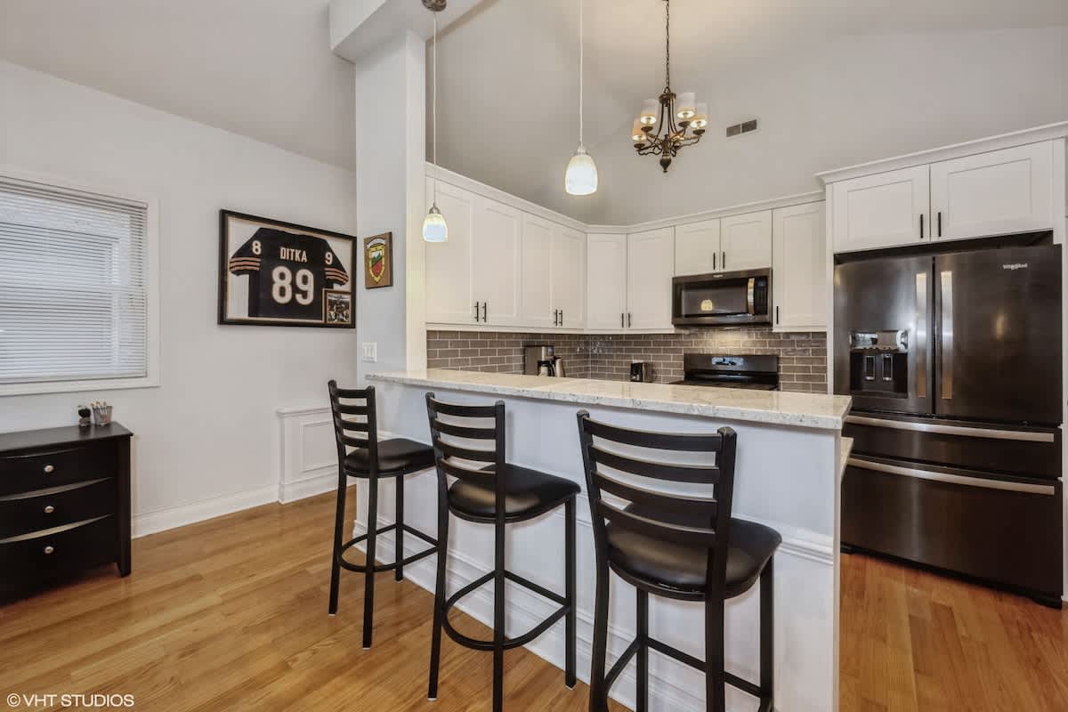 2-Bed 2-Bath Apt | close to UC w/ Free Parking - Picture 2