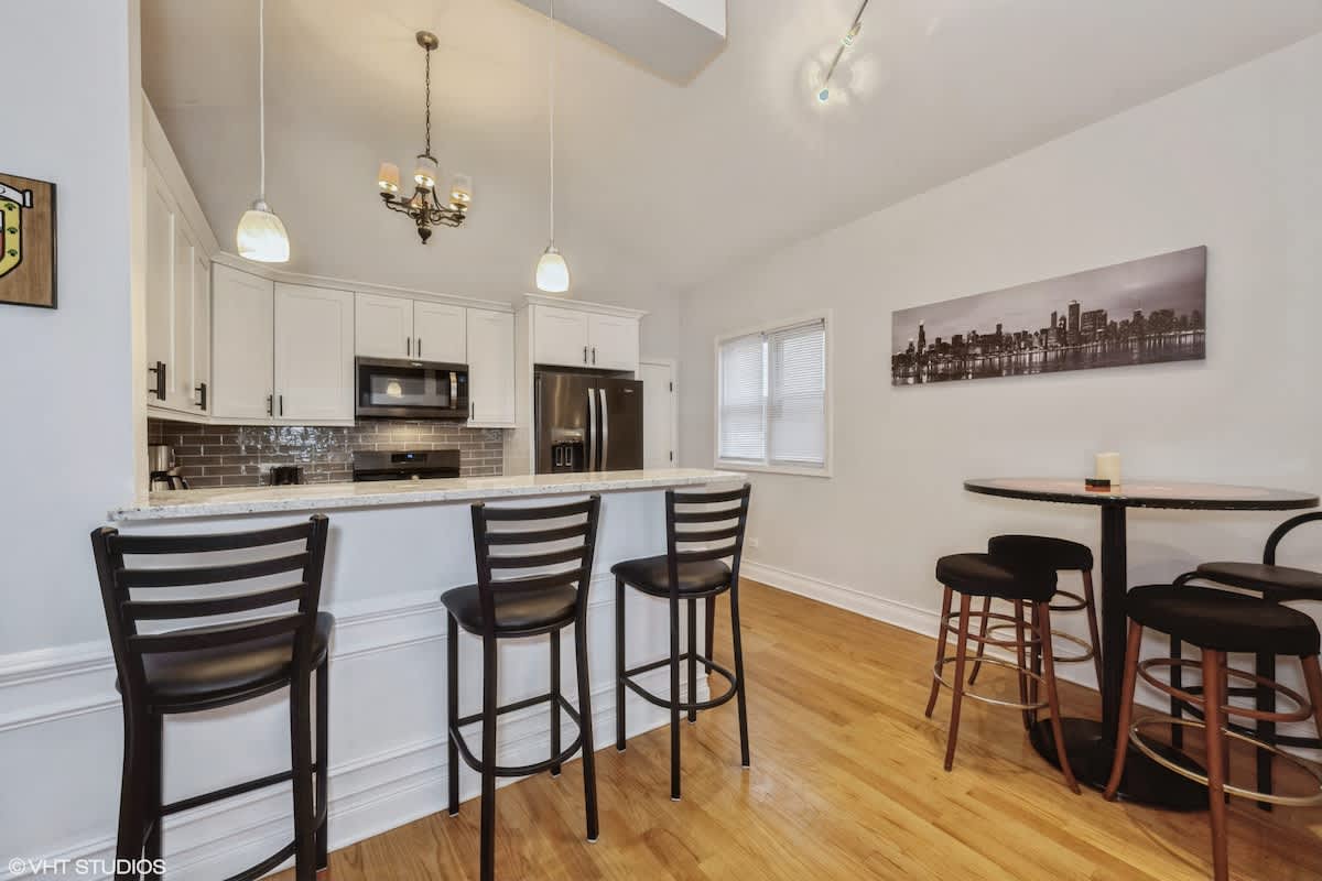 2-Bed 2-Bath Apt | close to UC w/ Free Parking - Picture 3