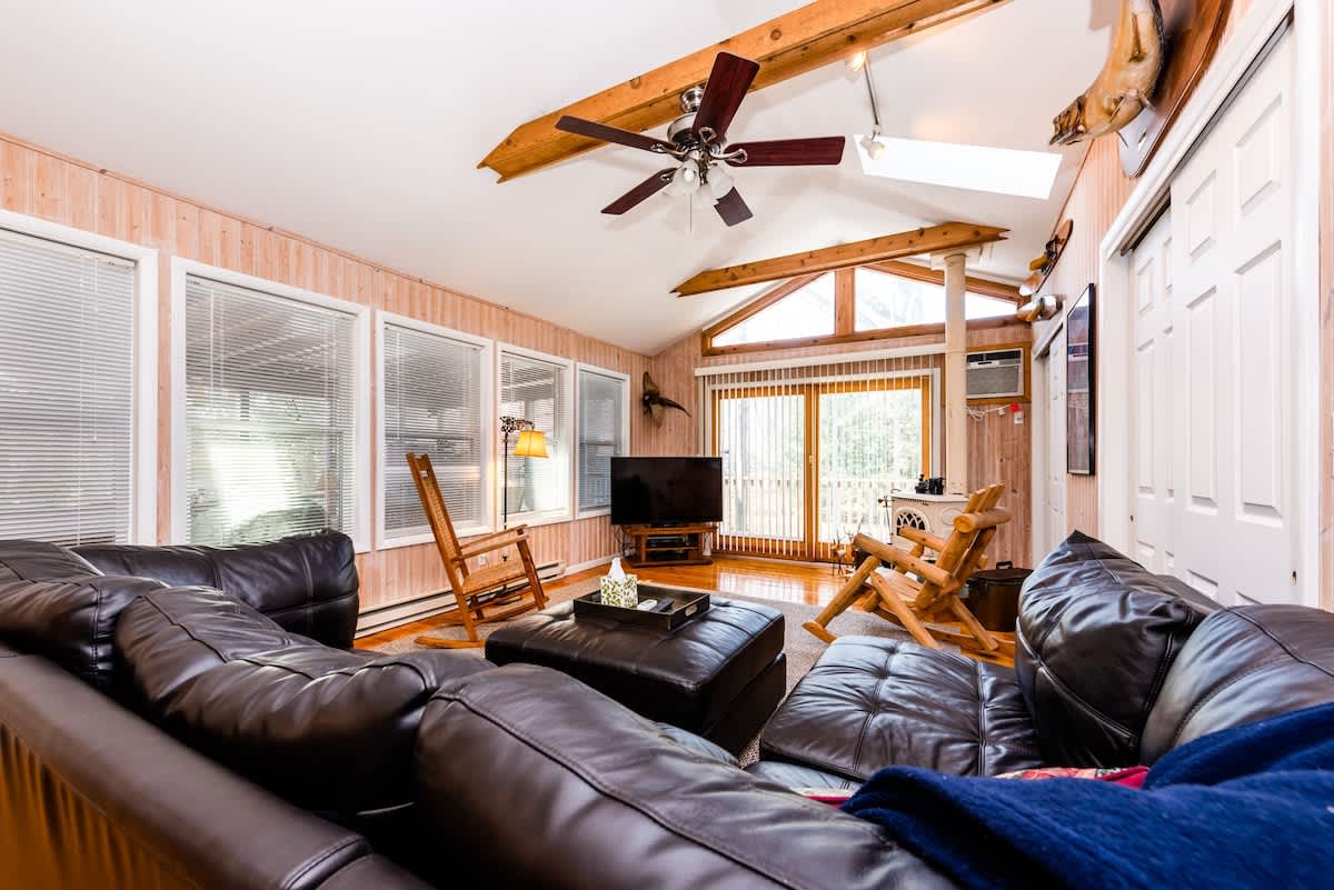 House of Reilly - 5-Min Walk to Private Beach!
