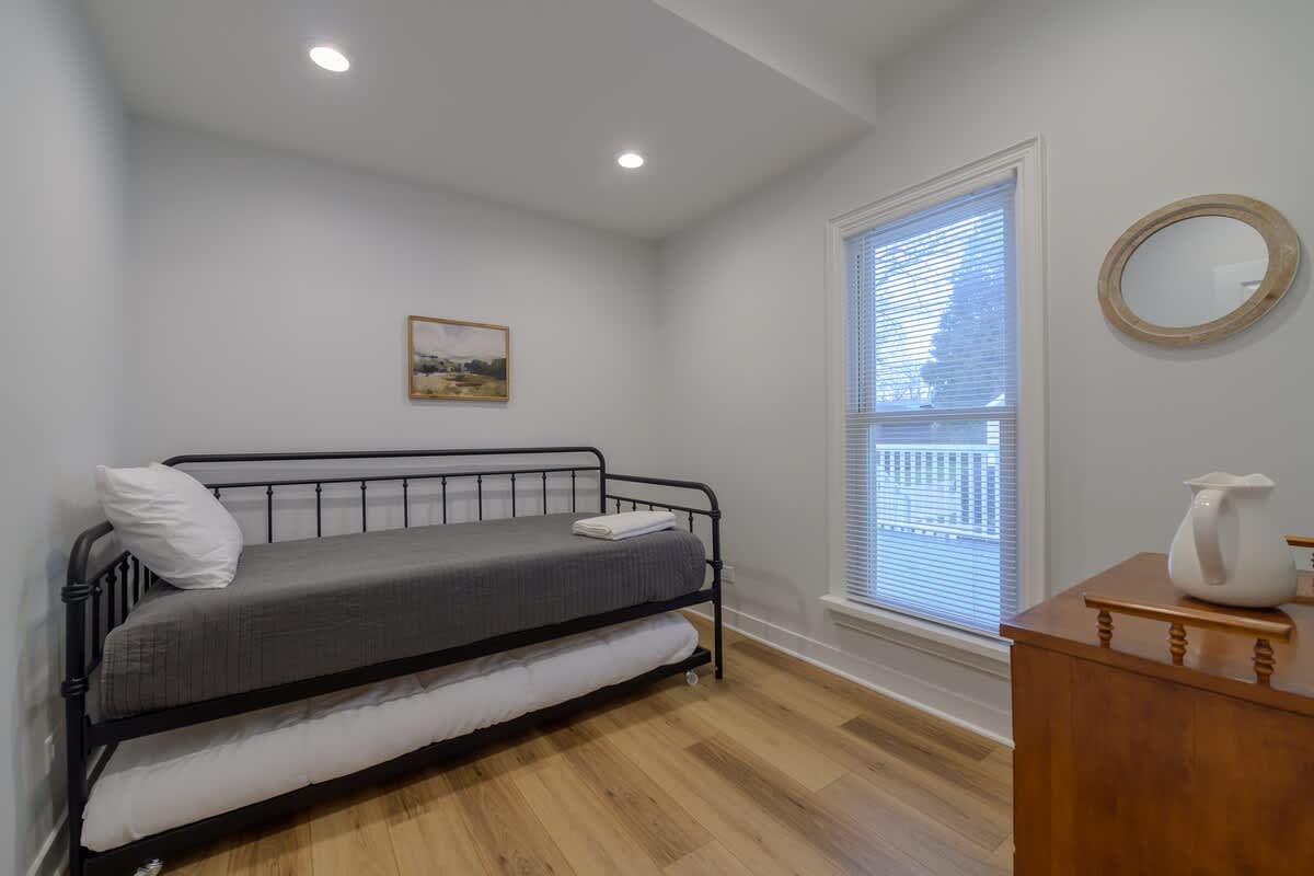 6-Guest Apt Steps to Journeyman & Downtown 3 Oaks! - Picture 8
