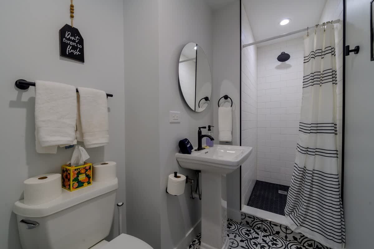 6-Guest Apt Steps to Journeyman & Downtown 3 Oaks! - Picture 12