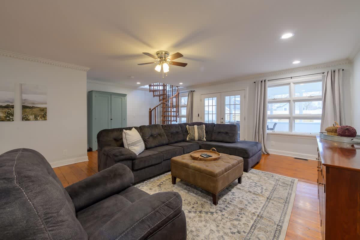 6-Guest Apt Steps to Journeyman & Downtown 3 Oaks! - Picture 16